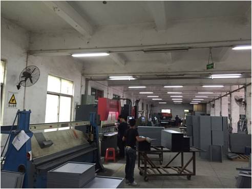 Why do industrial offices use steel and reclaimed wood instead of sleek modern materials? 图片